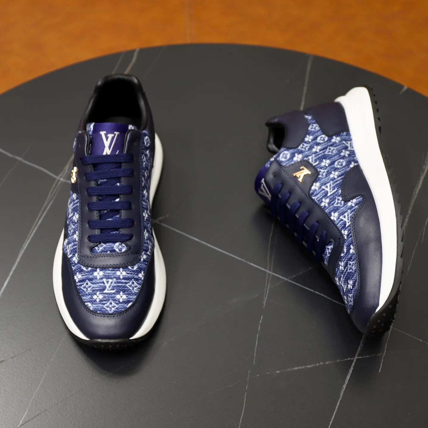 Ex-factory price: 462💰🙅‍♂️🙅‍♂️🙅‍♂️ Brand: LV Louis Vuitton Standard code: 38-44 (45 customized) Grade: Same as the official website Material: Original cowhide stitching brand cloth Comfortable and breathable lining Lightweight and wear-resistant sports outsole Style category: Men's fashion casual shoes Running sneakers Distinguished luxury brand elements Top luxury Color: actual picture color